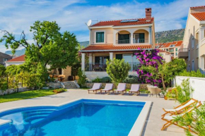 Гостиница Villa Mendula  Каштел Камбеловац